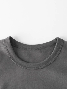 Dunkelgraues Baumwoll-T-Shirt für Jungen mit geripptem Rundhalsausschnitt und Nähten