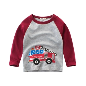 Maglietta per bambini a maniche raglan con corpo grigio e stampa camion dei pompieri
