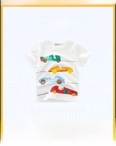 Détail d'un t-shirt enfant en coton blanc avec motifs de voitures de course dessinées