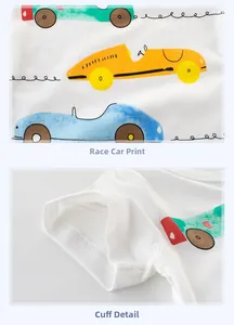 Détail de l'imprimé voiture de course et des poignets côtelés du t-shirt blanc