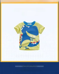 Dettaglio di una maglietta verde chiaro per bambini con dinosauro blu e scritta ROAR