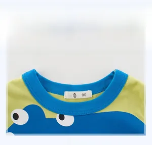 Dettaglio del girocollo blu su t-shirt gialla per bambini con stampa a cartoni animati