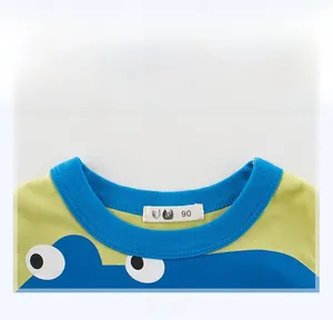 Dettaglio del colletto della t-shirt gialla con bordo blu e grafica di cartoni animati