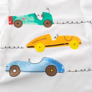 T-shirt blanc en coton pour enfants avec imprimés de voitures de course vintage