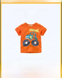 Detail eines orangen Kinder-T-Shirts mit Monster-Truck-Print und Rundhalsausschnitt