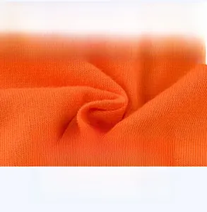 Nahaufnahme von weichem orangefarbenem Strickstoff für Kinder-T-Shirts mit Textur