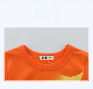 Detailansicht des gerippten Rundhalsausschnitts an diesem orangefarbenen T-Shirt