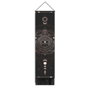 Tapisserie tarot noire avec phases de lune dorées, motif œil géométrique et pompons