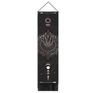 Détail d'une tapisserie tarot noire avec motifs soleil et lune dorés et franges noires