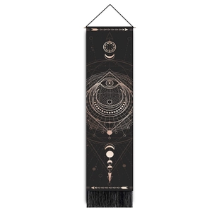 Détail de tapisserie tarot avec phases de lune dorées et motifs célestes mystiques