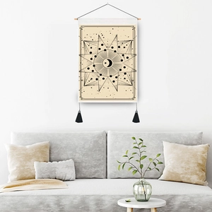 Tapisserie murale minimaliste avec motif lune et étoiles sur un cadre en bois à rouleau
