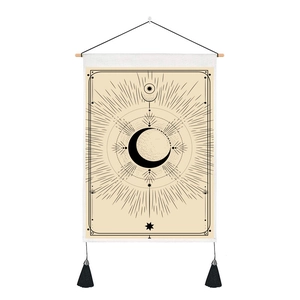 Détail d'une tapisserie céleste bohème avec mât en bois, phases de lune et pompons