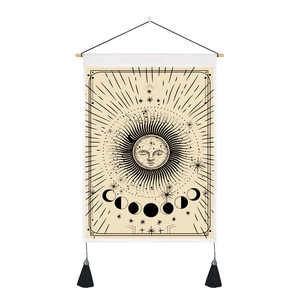 Détail d'une tapisserie céleste avec soleil, phases de lune et pompons noirs