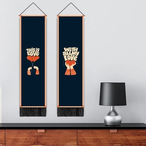 Juego de dos tapices de corazones con tela azul, bordes naranjas y flecos negros de estilo