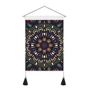 Tapisserie murale mandala bohème avec motifs géométriques, mât en bois et glands noirs