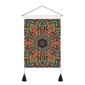 Tenture murale mandala bohème avec motifs orange et pompons décoratifs élégants