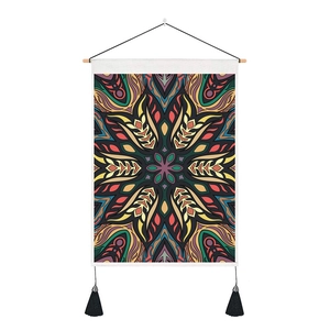 Détail de la tapisserie murale mandala bohème avec tige suspendue et pompons noirs