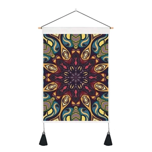 Détail d'une tapisserie mandala bohème avec motifs géométriques et pompons noirs élégants