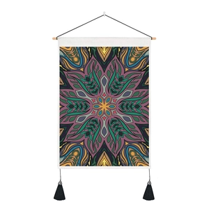 Vue détaillée d'une tapisserie mandala bohème avec poteau en bois et glands noirs