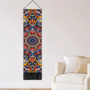 Tapisserie mandala bohème avec franges noires suspendue au mur du salon moderne