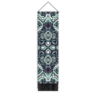 Tapisserie mandala bohème verticale avec motifs bleus et détails de franges noires