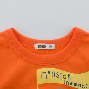 Orangefarbenes Kinder T-Shirt aus Baumwolle mit Monster Madness Grafikprint