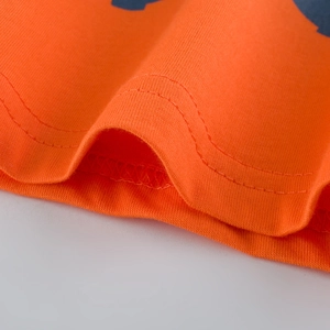 Orangefarbenes Kinder-T-Shirt aus Baumwolle mit hochwertiger Doppelnaht und sauberem Saumdetail