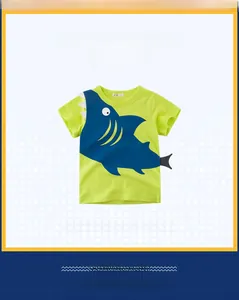 Détail du t-shirt garçon en coton vert néon avec applique 3D de nageoire de requin