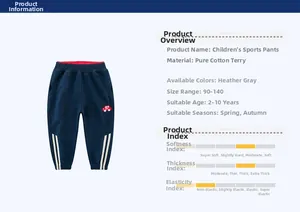 Dettagli dei pantaloni sportivi blu navy con strisce laterali e ricamo per ragazzi
