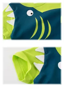Détails d'un t-shirt enfant motif requin avec décorations en tissu et impression nette