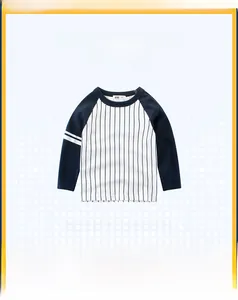 Détail d'un t-shirt à manches longues pour enfant avec rayures et manches raglan marine