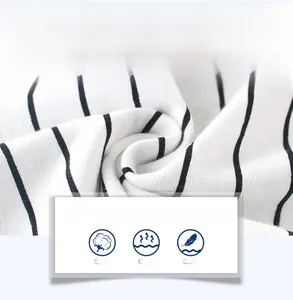 Détail du tissu en coton doux et respirant avec rayures noires et blanches
