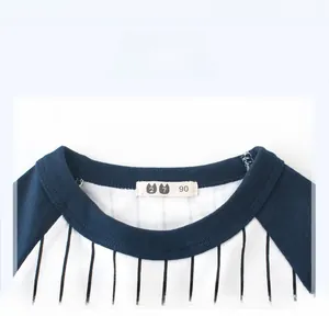 Détail du col rond bleu marine et du tissu à rayures du t-shirt à manches longues