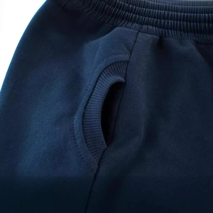 Dettaglio dei pantaloni sportivi blu navy da bambino con vita elastica e tasche laterali