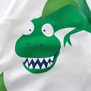 Weißes Jungen-T-Shirt aus Baumwolle mit einer bunten Cartoon-Dinosaurier-Grafik vorn