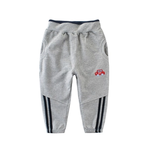 Pantaloni sportivi grigi in cotone per bambino con ricamo auto e strisce laterali