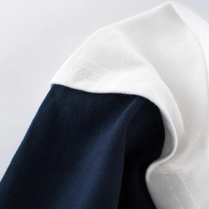 Nahaufnahme eines Baumwoll-T-Shirts für Jungen mit marineblau-weißen Schulternähten
