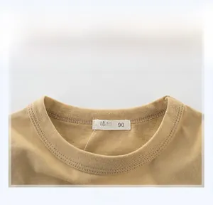 Detailansicht des gerippten Rundhalsausschnitts und der Nähte eines khakifarbenen Kinder-T-Shirts