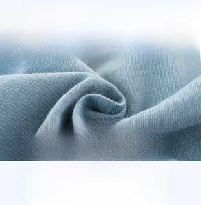 Gros plan sur un tissu en coton côtelé bleu clair doux pour t-shirt bébé respirant