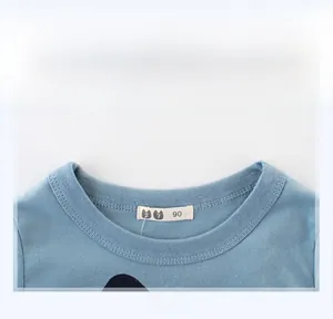 Détail du col rond côtelé et de l'étiquette de taille sur le t-shirt en coton bleu clair