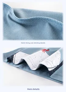 Détails du t-shirt en coton bleu avec coutures renforcées et imprimé dessin animé