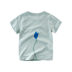 Kurzärmeliges hellblaues Kinder-T-Shirt mit abstraktem blauen Tulpenprint auf weißem Grund