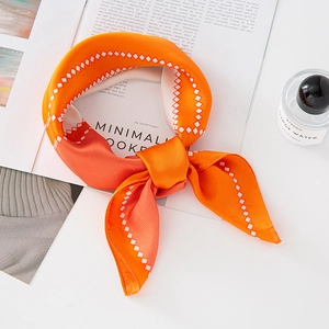 Elegante foulard in seta arancione con stampa geometrica e raffinata trama in raso