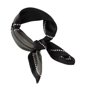 Foulard geometrico in seta con blocchi di colore nero e bianco e motivo a rombi sottili