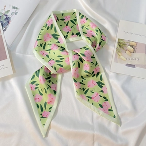 Foulard étroit en satin vert clair à imprimé floral avec fleurs roses sur blanc