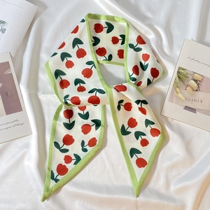 Foulard en satin imprimé tulipes rouges avec bordure verte sur fond blanc pur