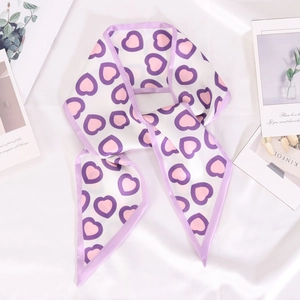 Petit foulard en soie à imprimé cœurs roses et bordure violette sur fond blanc