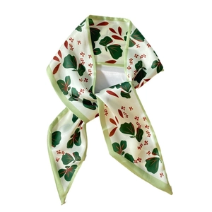 Twilly en satin à imprimé floral avec feuilles vertes et fleurs rouges sur soie crème