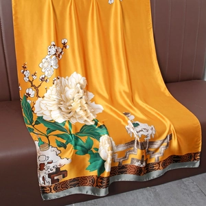 Élégante écharpe en soie jaune avec imprimé traditionnel chinois de pivoines