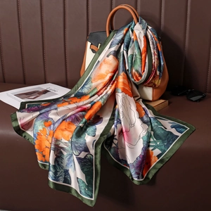 Vue détaillée d'une écharpe en soie à motif floral drapée sur un sac à main chic